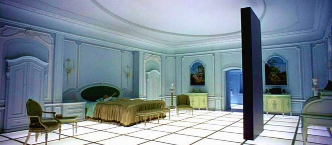 imagen del monolito en la habitación en 2001: una odisea del espacio