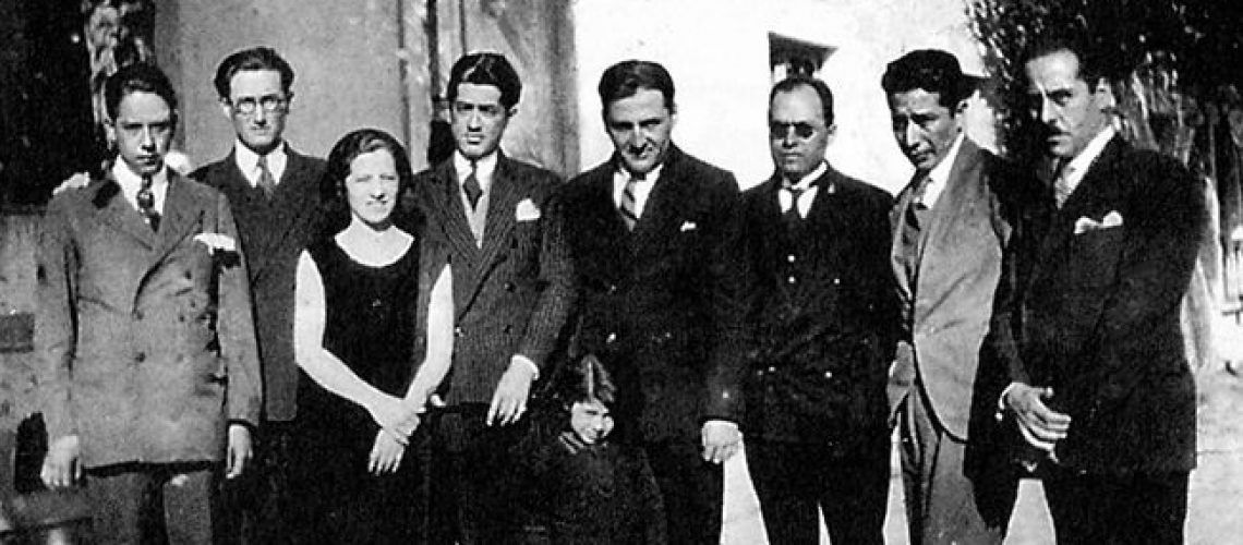 Célula de desterrados apristas en México, 1929. De izquierda a derecha: Pavletich, Carlos Manuel Cox, Magda Portal, Serafín Delmar, Haya de la Torre, Enríquez y Vásquez Díaz.